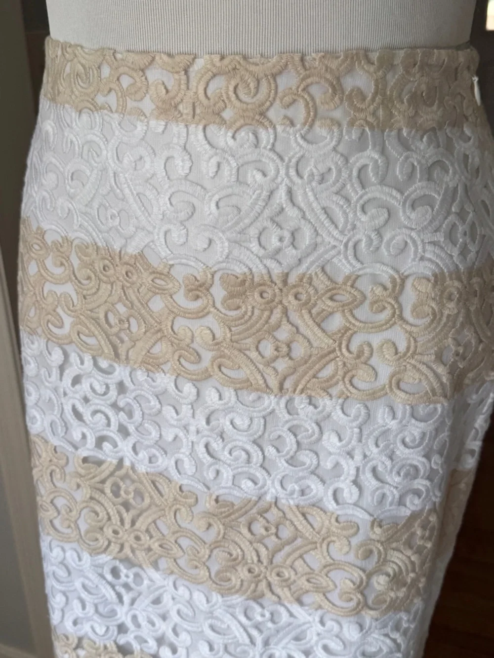 NWT WHITE HOUSE BLACK MARKET 8 STRIPED LACE PENCIL SKIRT WHITE TAN $110